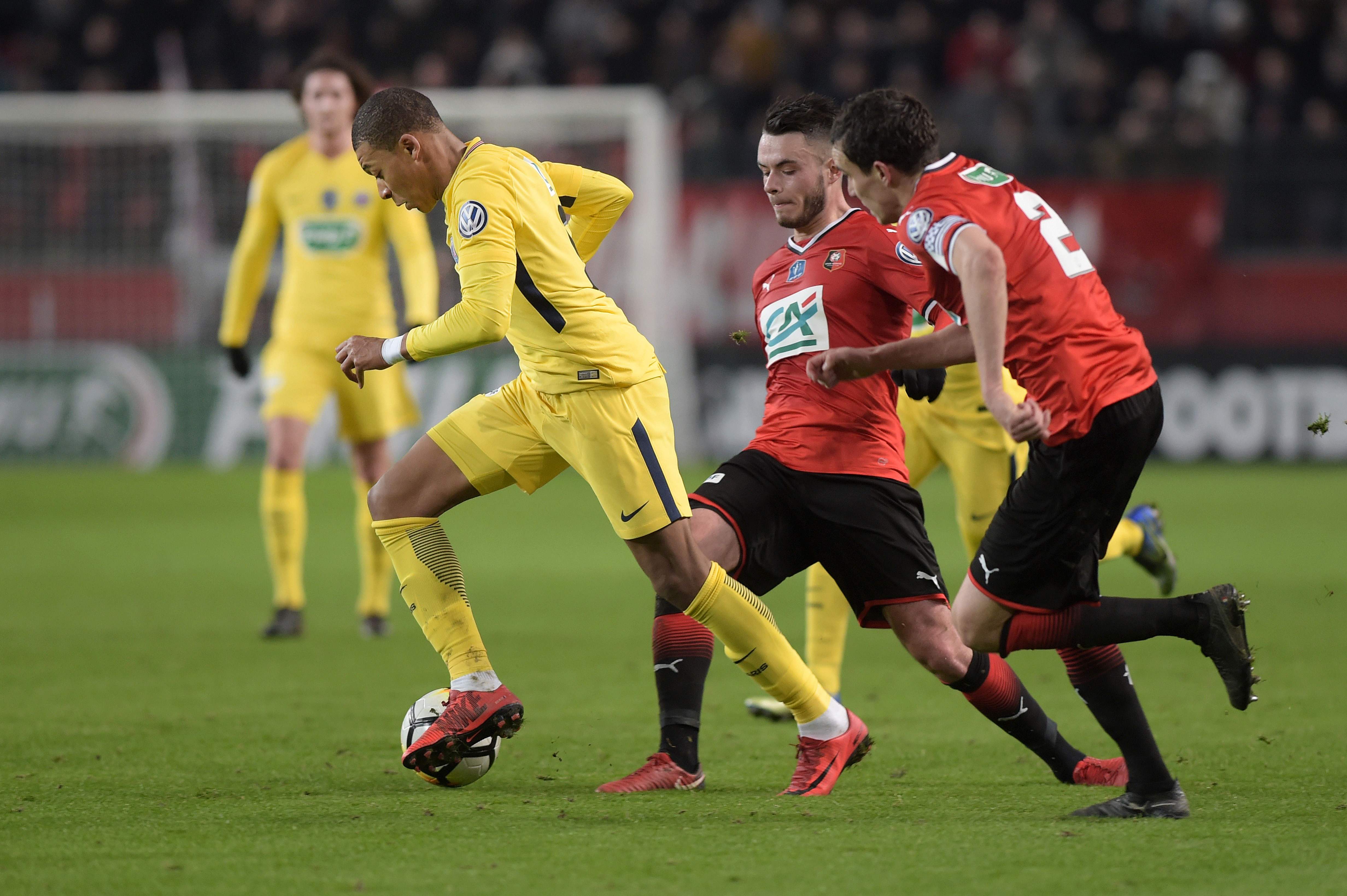 广东宏远发布备战花絮；国际比赛日防线松动；法国杯任务艰巨；团队化学反应显著