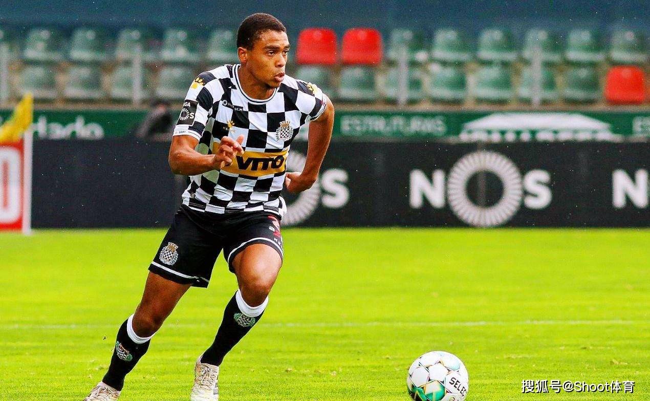 赛前埃因霍温备战葡超，单刀错失细节曝光，压力陡增，更衣室氛围转暖