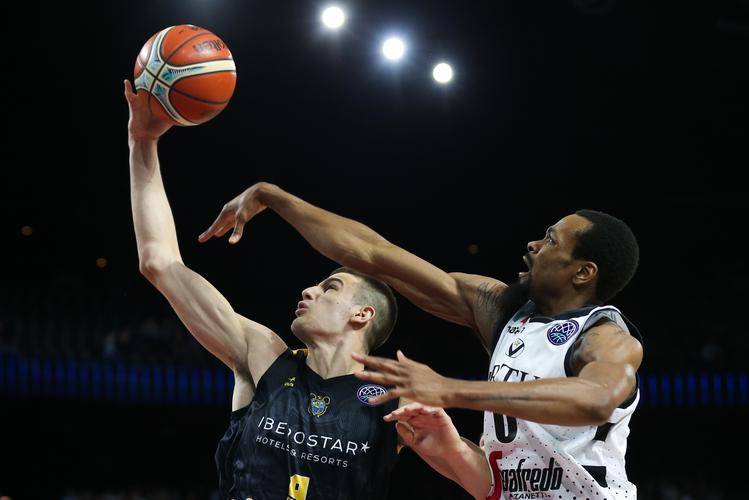 清晨纽约尼克斯备战欧篮联；内部沟通细节曝光；球迷炸锅；年轻球员得到机会